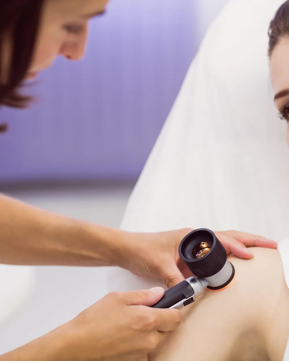 Exame de pinta com dermatoscópio
