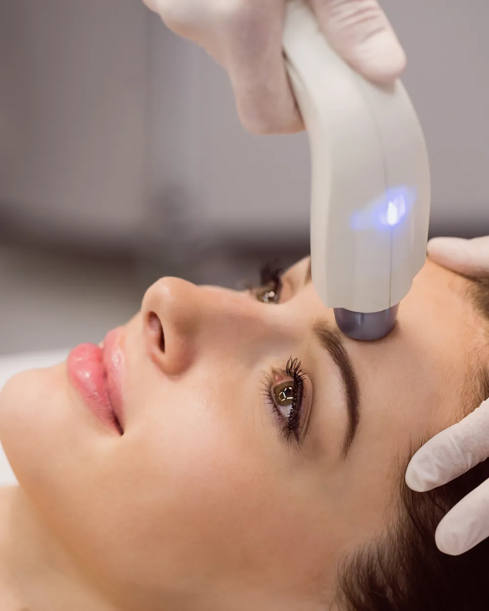Tratamento facial com tecnologia