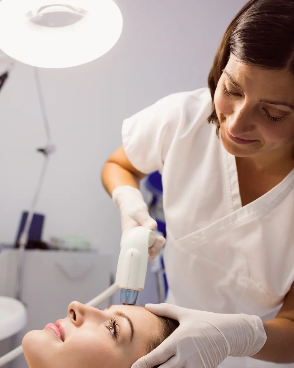 Procedimento estético facial no consultório